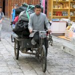 Koffertransport in die Altstadt von Lijiang