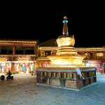 Weiße Stupa bei Nacht