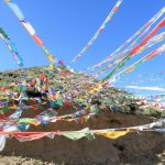 Tibetische Gebetsfahnen wehen im Wind