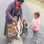 Tibeterin verkauft Yak-Käse